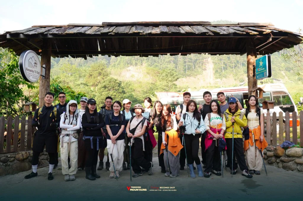 Đoàn trekking VMountains tập trung trước homestay ở Trạm Tấu trước khi leo Tà Chì Nhù