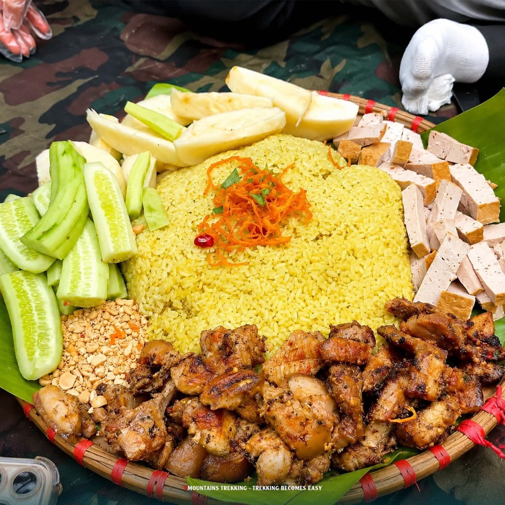Mẹt xôi vàng, dưa leo, đậu phụ, thịt nướng và lạc trên lá chuối
