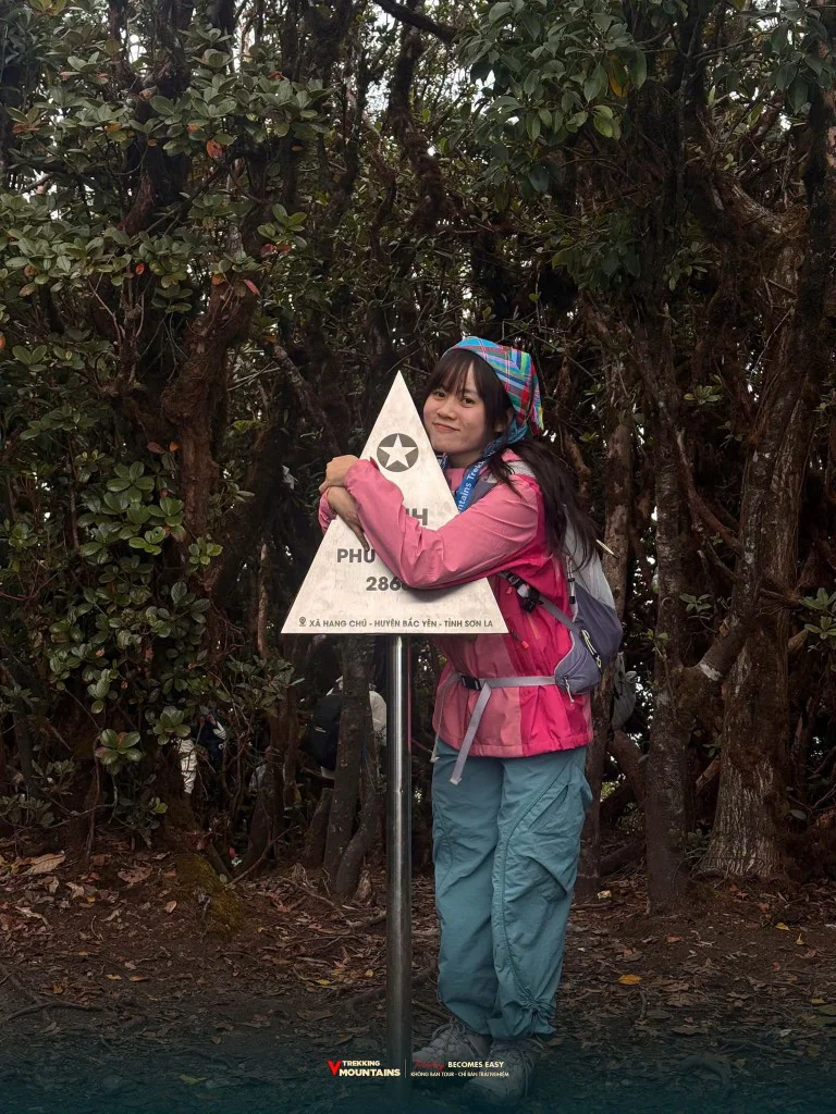 Nữ trekker ôm cột mốc đỉnh Phu Sa Phìn, xã Háng Chú, tỉnh Sơn La