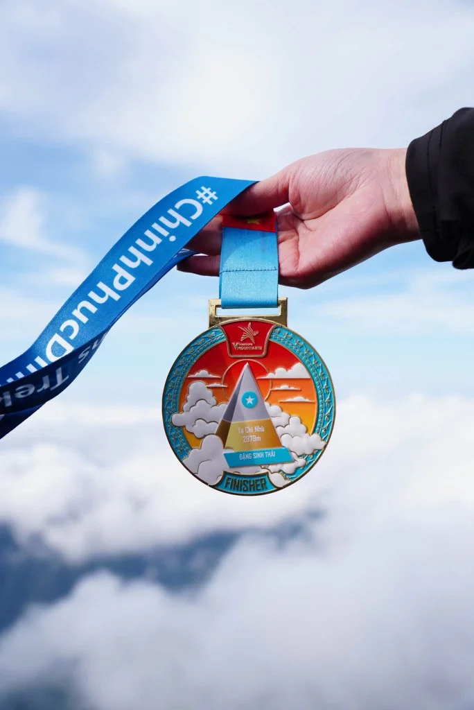 Huy chương Finisher VMountains Tà Chì Nhù 2979m với dải ruy băng ChinhPhucDinhCao