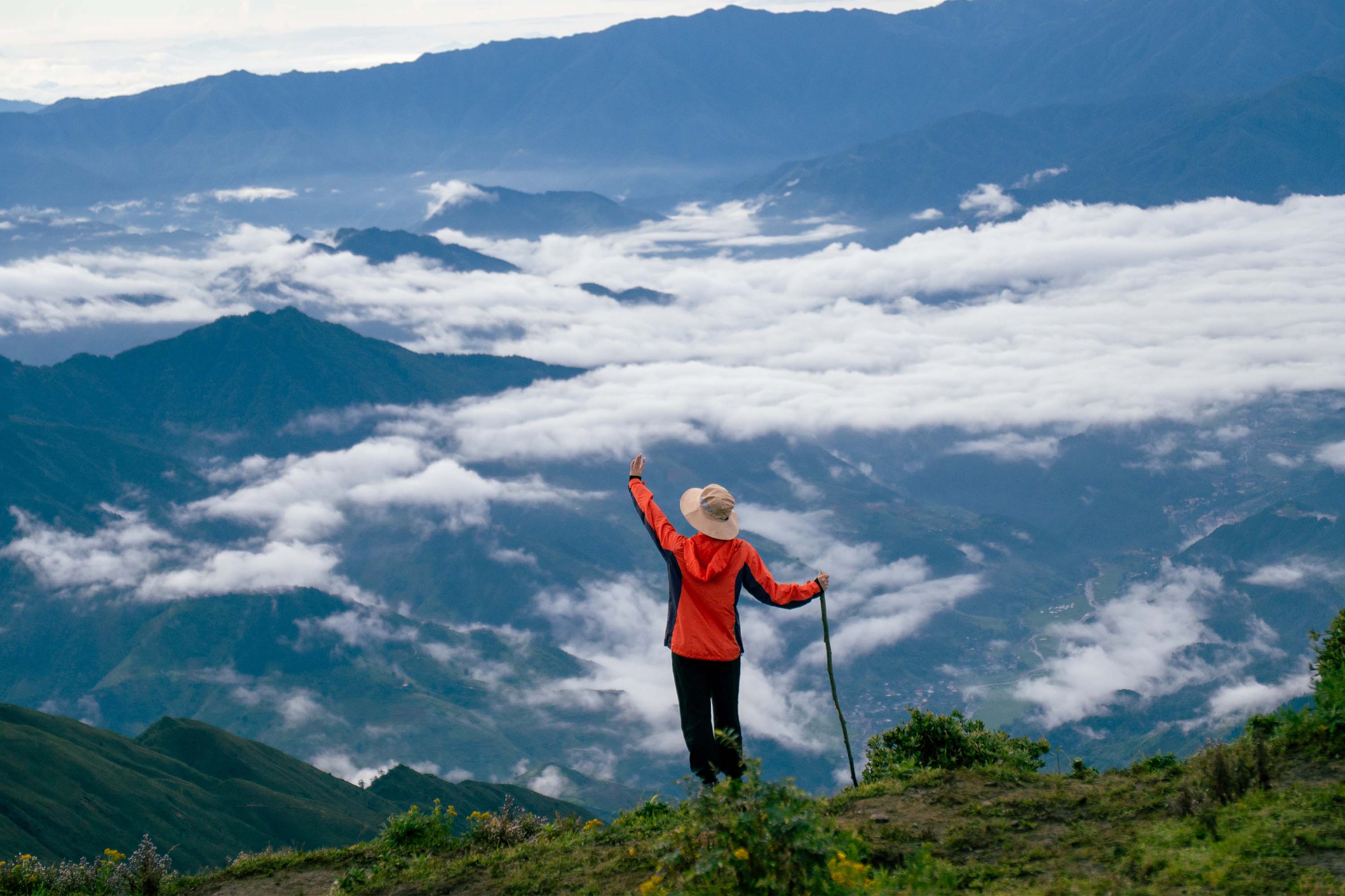 Trekker đứng trên sống núi nhìn biển mây ở Tà Chì Nhù